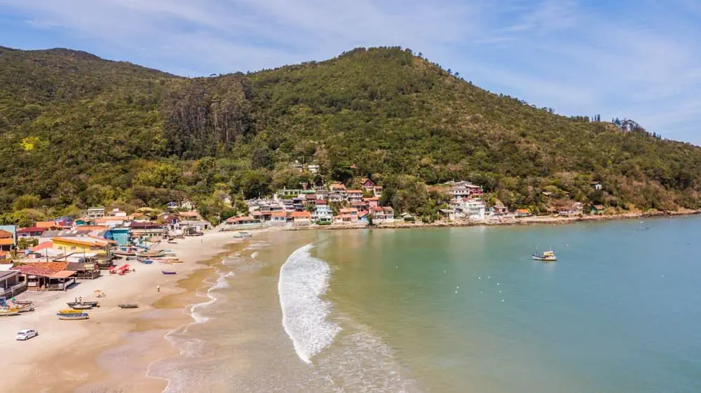 Praia do Pântano do Sul em Florianópolis é Boa para Banho? Confira 10 informações importantes sobre a praia. 1 praia do pantano do sul min
