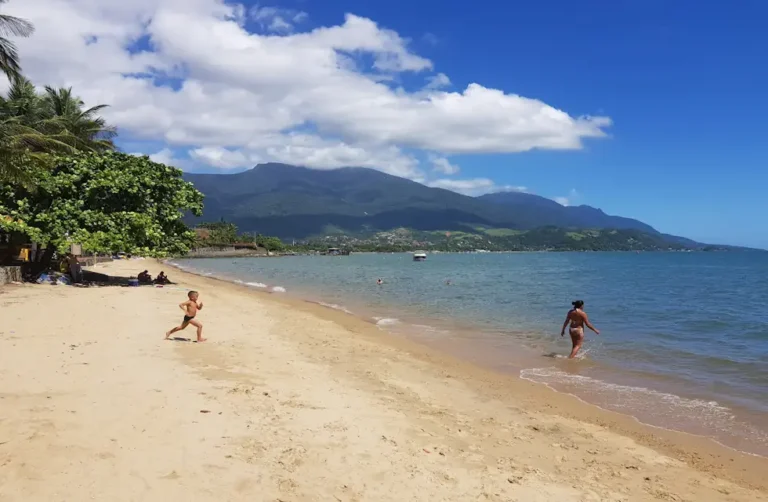 A Praia de Itaguaçu em Ilhabela é boa? Confira aqui Avalições da Praia.