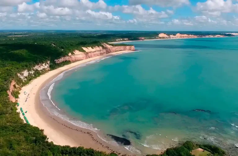 A Praia Baía dos Golfinhos em Tibau do Sul