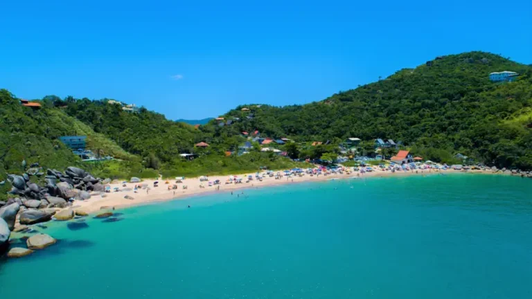 Qual a melhor praia de Bombinhas para ver o nascer do sol