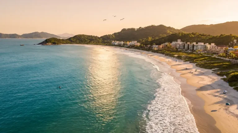 Praia de Quatro Ilhas em Bombinhas SC com ilhas ao fundo e mar azul