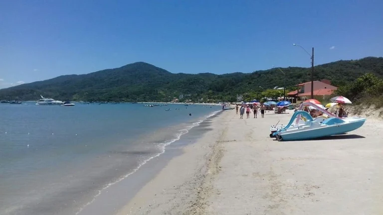 Praia de Zimbros em Bombinhas sc