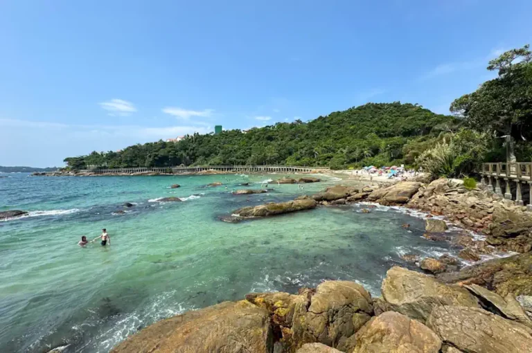 Praia do Ribeiro em Bombinhas em sc