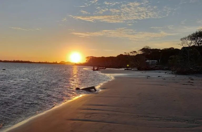 Praia do leste em iguapé sp