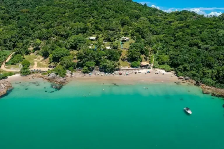 praia do estaleiro sc