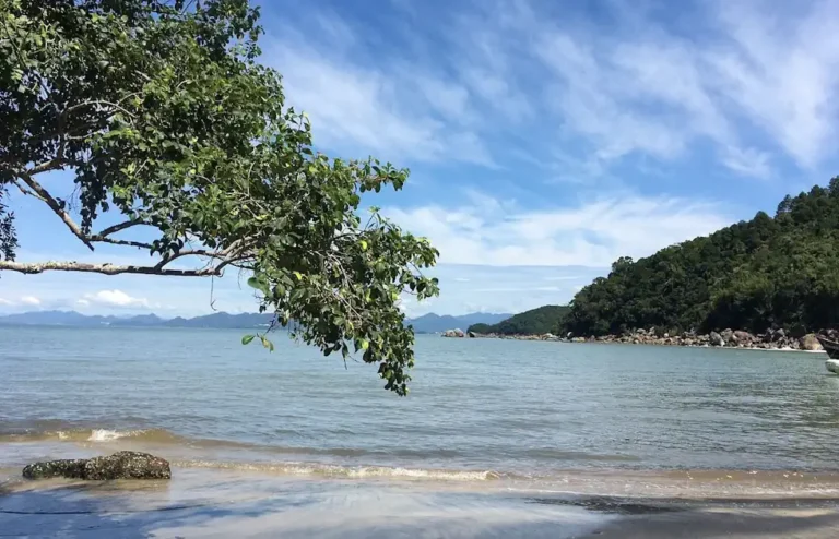 Praia Triste em Bombinhas SC