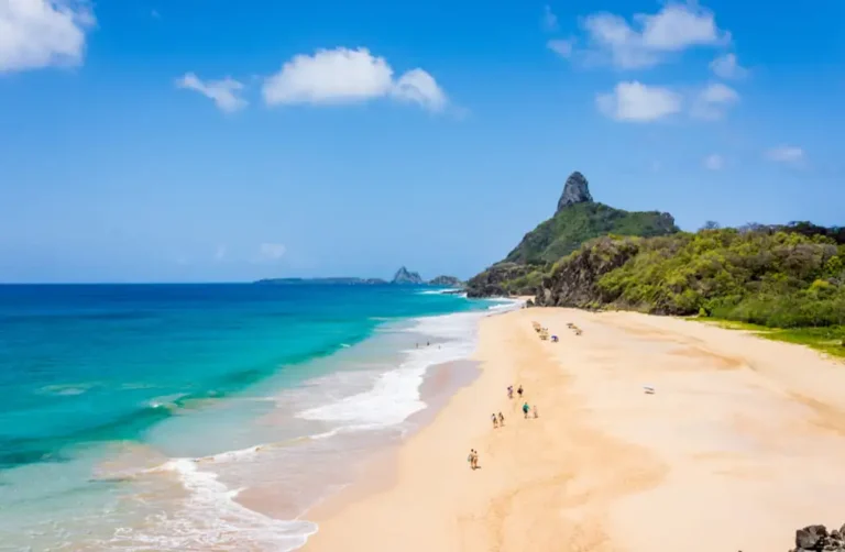 Praia da Cacimba do Padre em Fernando de Noronha