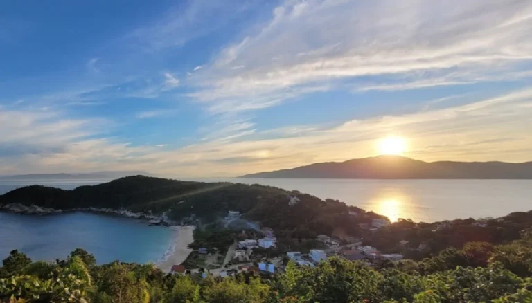 Qual a melhor praia de Bombinhas para ver o nascer do sol? Descubra o lugar mais incrível da cidade