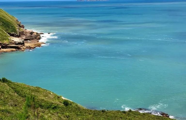 Trilha das Cavernas do Pântano do Sul: Aventura Selvagem no Sul da Ilha