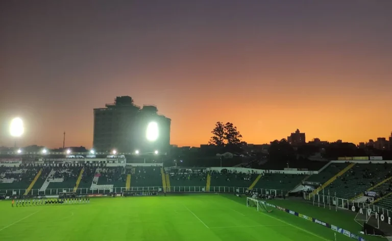 Estádio Orlando Scarpelli Florianópolis: História, dicas e tudo o que você precisa saber para curtir o Caldeirão do Estreito