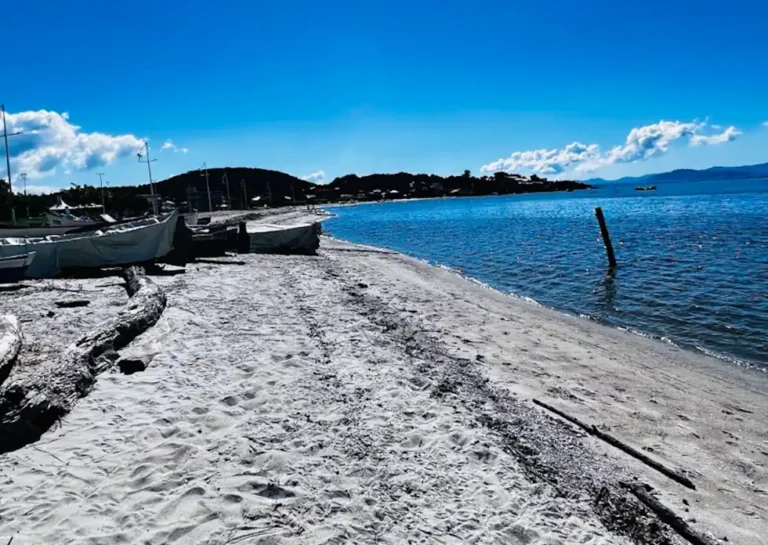 Praia da Barra do Aririú em Palhoça