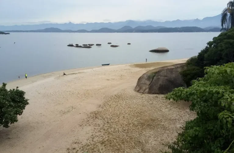 Praia da Moreninha em Paquetá RJ