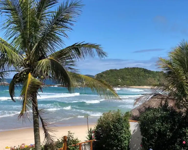 qual é a praia mais quente de Bombinhas