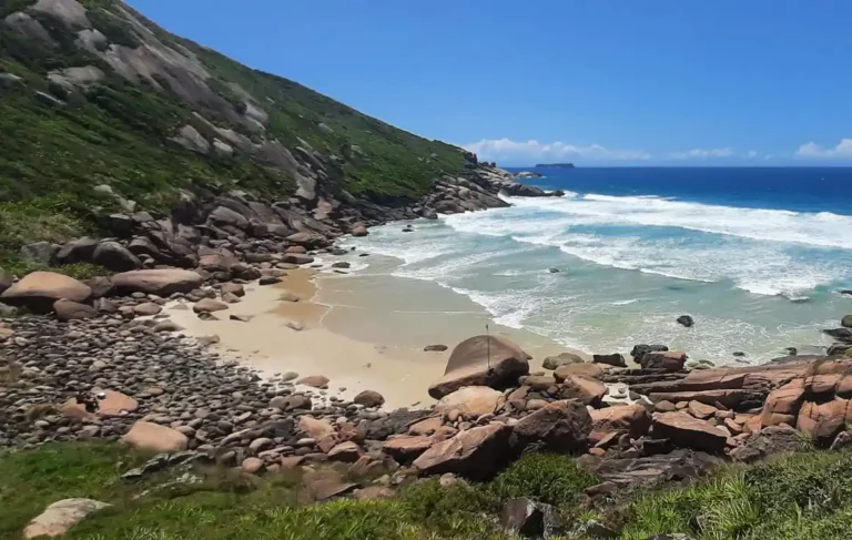 trilha da Praia Secreta em Florianópo