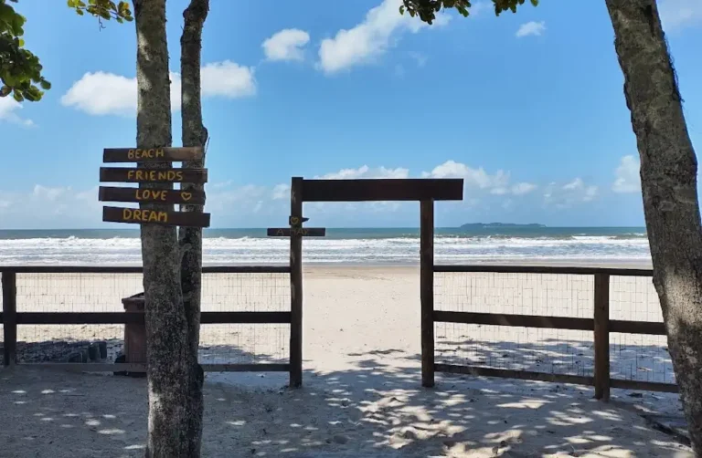"Camping Maravilha em Bombinhas SC: Dicas, Experiências e Tudo Que Você Precisa Saber Sobre Este Paraíso à Beira-Mar