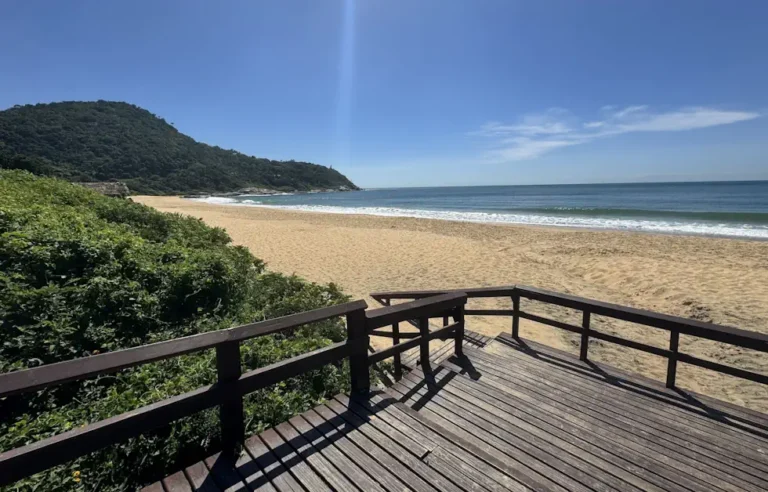 Praia do Estaleiro em Balneário Camboriú